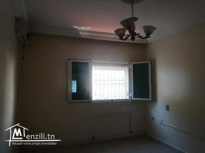 A louer un spacieux Bureau s+3 à usage professionnel