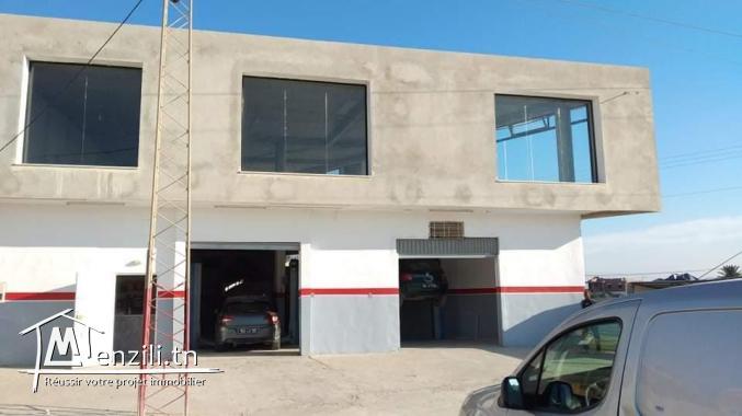 Grand surface commercial sur route principale de Raoued