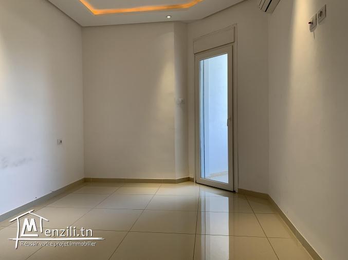 A VENDRE appartement S+2 pieds dans l'eau à Chott Mariem