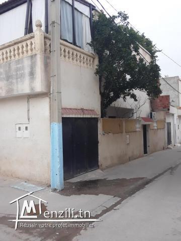 دار ذات طابقين للبيع