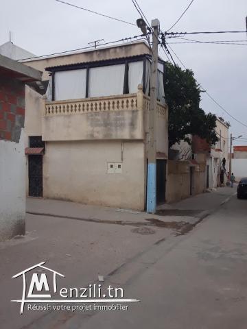 دار ذات طابقين للبيع