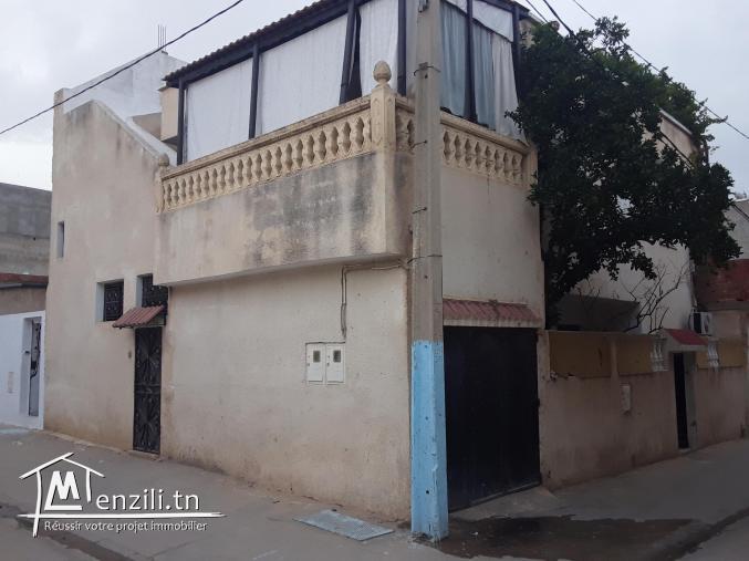 دار ذات طابقين للبيع