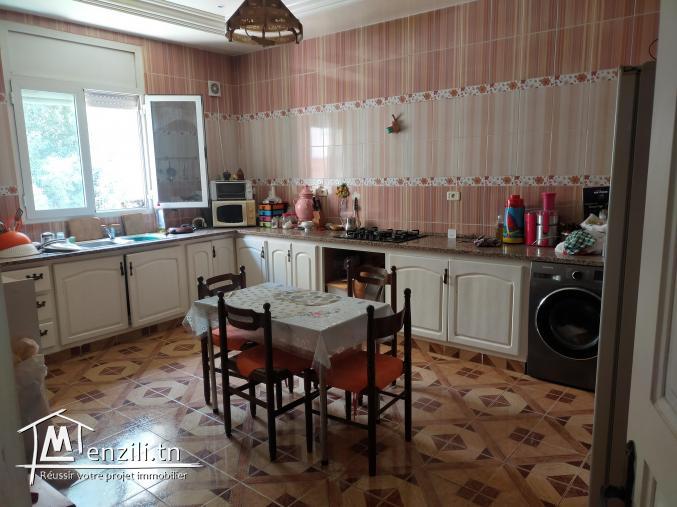 Maison à vendre avec local commercial (café)