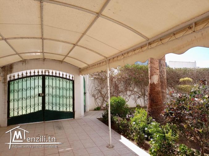 Villa a vendre à la Soukra avec grand jardin
