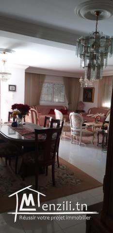 Maison qui comporte 3 etages indépendant