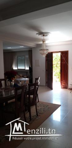 Maison qui comporte 3 etages indépendant