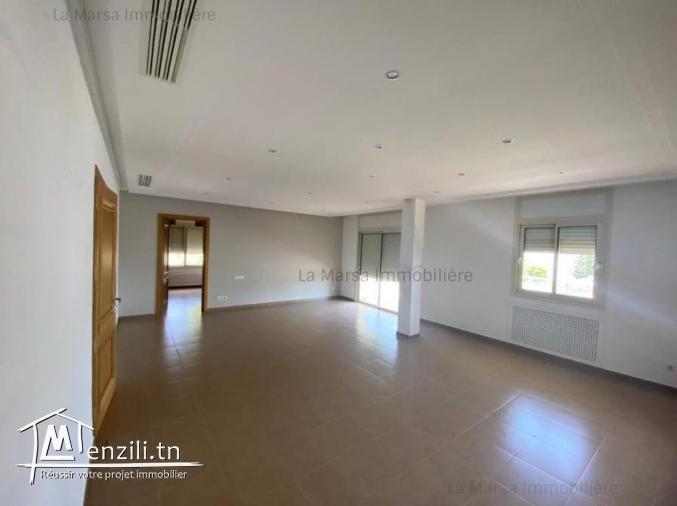 A Louer une belle villa s4 avec jardin et piscine à Gammarth