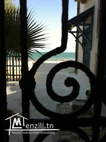 A Louer un rdc s2 meublé pieds dans l'eau à Marsa Cube