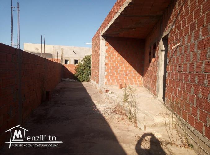 Une charmente villa de coin inachevée à M'saken