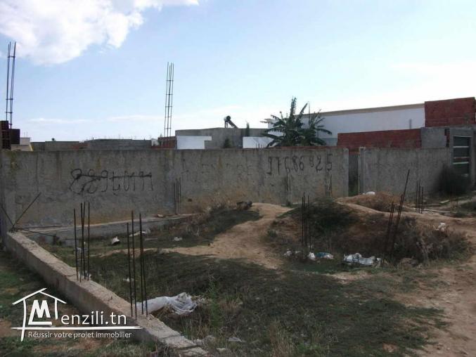 Terrain clôturé très bel emplacement-Quartier calme et résidentiel.