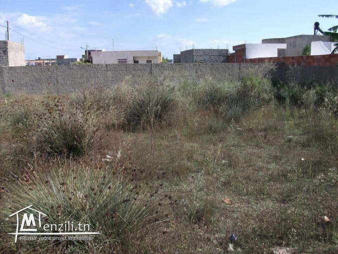 Terrain clôturé très bel emplacement-Quartier calme et résidentiel.