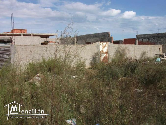 Terrain clôturé très bel emplacement-Quartier calme et résidentiel.