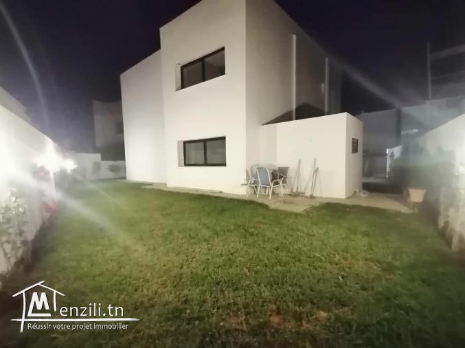 A Vendre villa s4 avec piscine et jardin à La Soukra