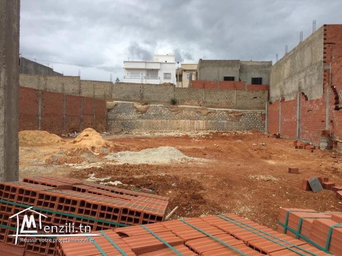 Terrain (595m2) à vendre à Ennasr