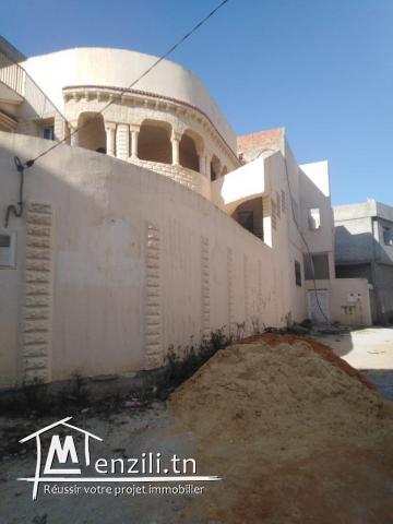 A Vendre maison à 2 étages à Jardin D'El Menzah 1