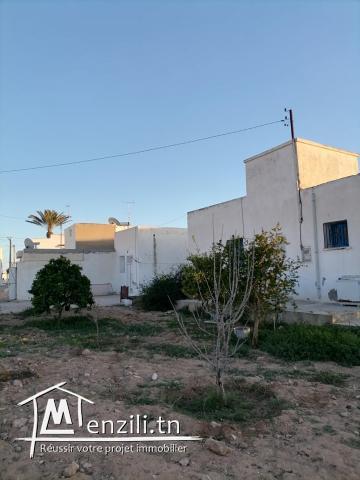 Ancienne maison et studio sûr un grand terrain 2km à sfax