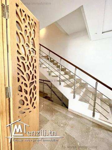 A Louer Triplex s3 avec piscine et jardin à Gammarth