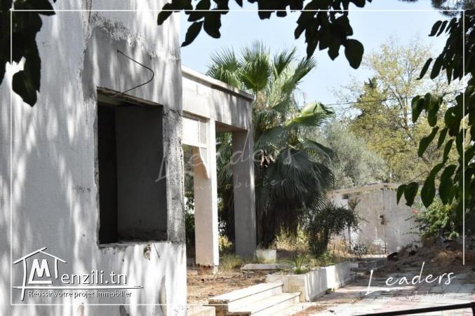 A vendre  un terrain avec une villa inachevé situé à Chotrana / 27 246 330