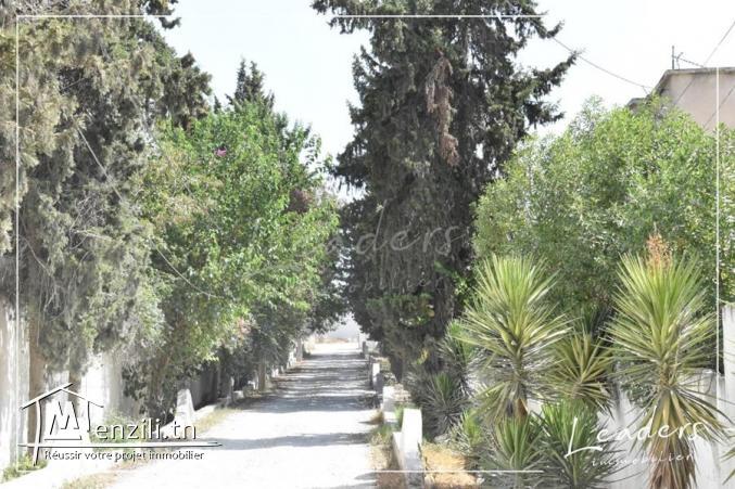 A vendre  un terrain avec une villa inachevé situé à Chotrana / 27 246 330