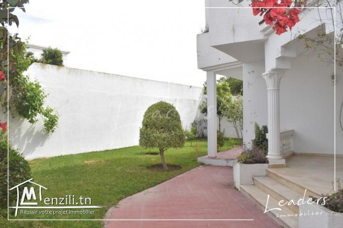 Vente d'une villa S+4   située à Chotrana 3 / 27 246 330