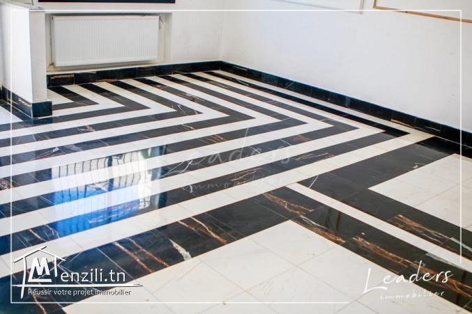 A vendre une villa  en S+4 avec jardin sise à Chotrana 3/27 246 330