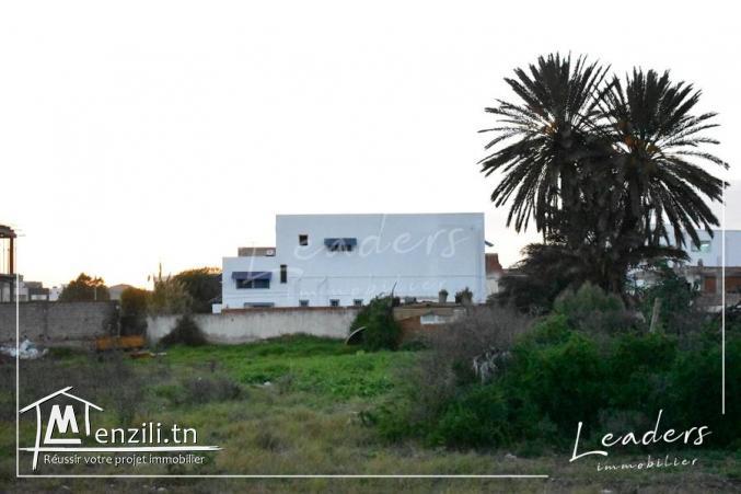 A vendre un beau terrain viabilisé, qui sis à La Soukra /27 246 349