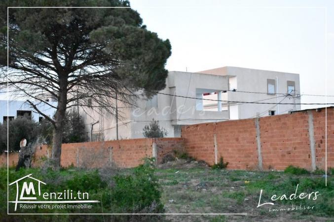A vendre un beau terrain viabilisé, qui sis à La Soukra /27 246 349