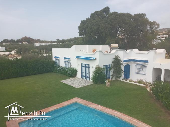 Entre mer et montagne, dans un site verdoyant, avec piscine