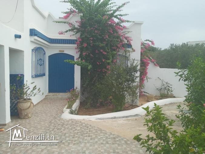 Entre mer et montagne, dans un site verdoyant, avec piscine