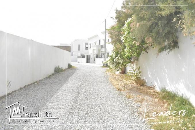 A vendre un terrain forme carré situé à Chotrana 3./ 27 246 329