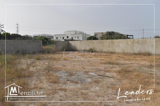 A vendre un terrain forme carré situé à Chotrana 3./ 27 246 329