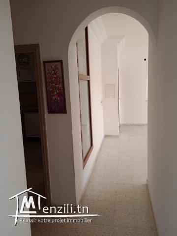 A louer à proximité de carrefour Riadh l'Andalous au (1) étage d'une villa