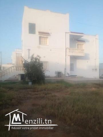 Grand terrain avec 2 maisons et 2 garages