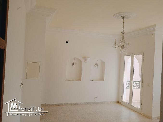 A louer à proximité de carrefour Riadh l'Andalous au (1) étage d'une villa