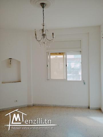 A louer à proximité de carrefour Riadh l'Andalous au (1) étage d'une villa