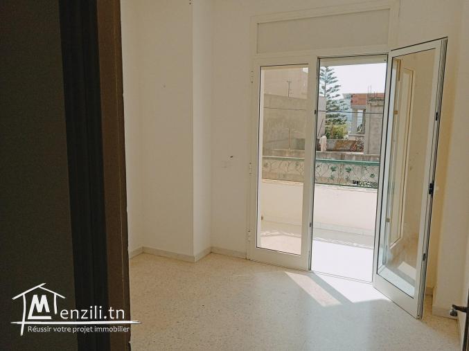 A louer à proximité de carrefour Riadh l'Andalous au (1) étage d'une villa