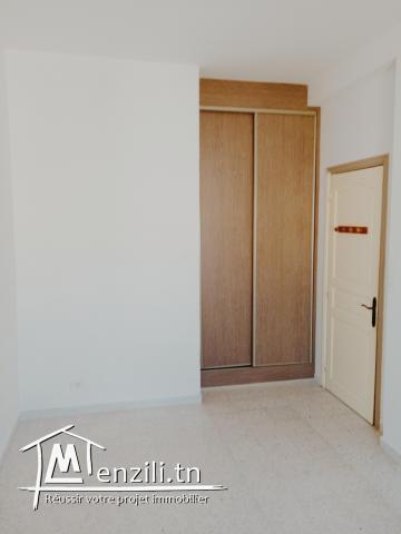 A louer à proximité de carrefour Riadh l'Andalous au (1) étage d'une villa