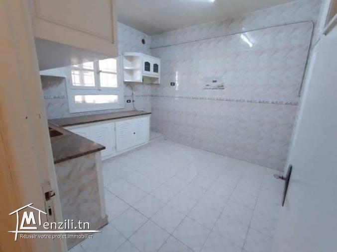 villa sur 3 niveaux située à cité RIADH 4