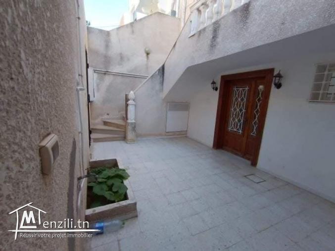 villa sur 3 niveaux située à cité RIADH 4