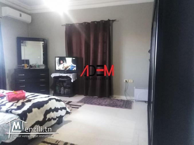 Villa à chatt avec une vue panoramique et un garage