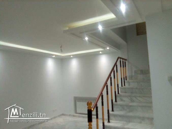 Splendide villa à vendre à Cité el Ghazela. 4 chambres. Vue sur les montagnes, chauffage central