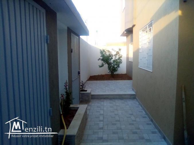 Splendide villa à vendre à Cité el Ghazela. 4 chambres. Vue sur les montagnes, chauffage central