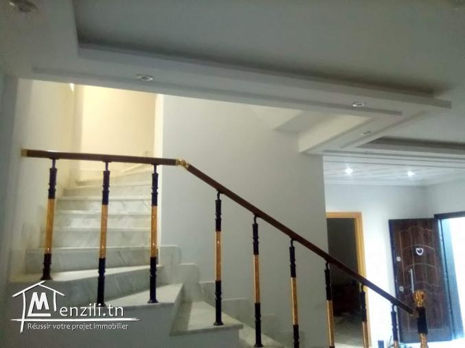 Splendide villa à vendre à Cité el Ghazela. 4 chambres. Vue sur les montagnes, chauffage central