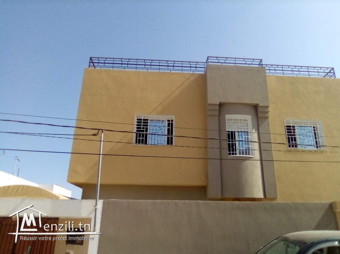 Splendide villa à vendre à Cité el Ghazela. 4 chambres. Vue sur les montagnes, chauffage central