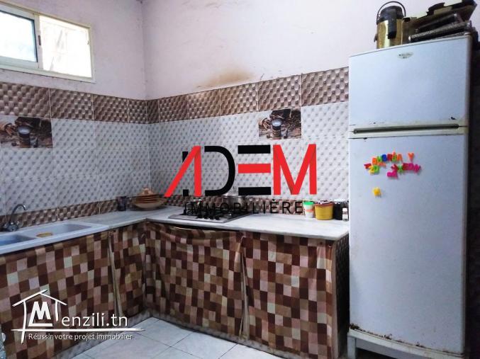 Une maison de deux étages (50989825)