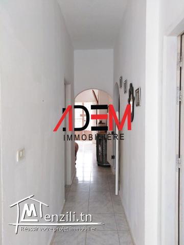 Une maison de deux étages (50989825)