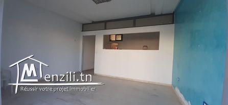 Local commercial aménagé de 40 m sur une artère mouvementée