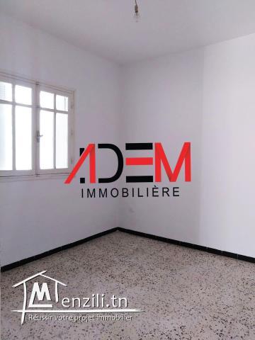 Une maison de deux étages avec garage (50989825)