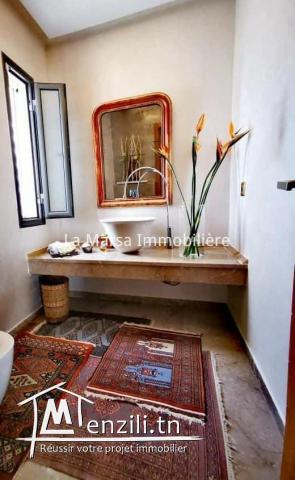 A Vendre une villa avec piscine et jardin à Gammarth