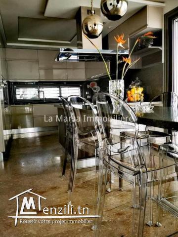 A Vendre une villa avec piscine et jardin à Gammarth